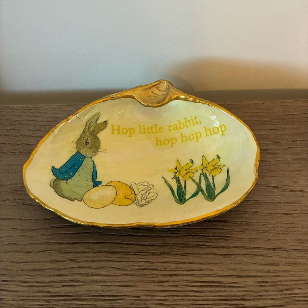 Decorative Peter Rabbit Shell with Gold Trim 🐇